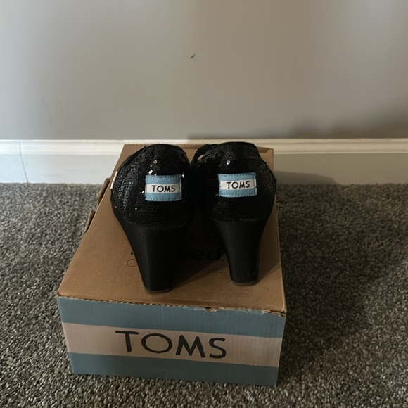 Tom’s black sequins wedges! Size 9 - Picture 4 of 5